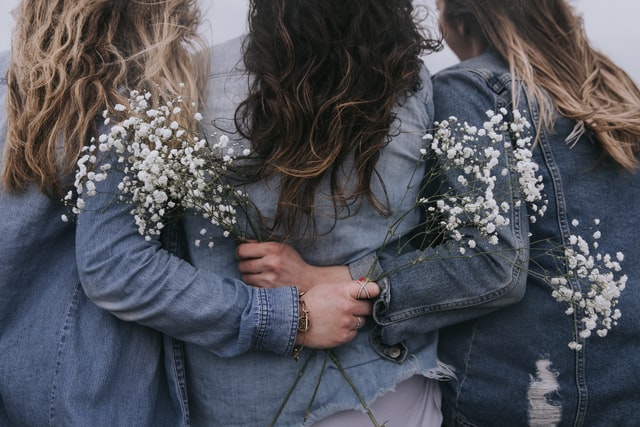 Der Unterschied zwischen Sisterhood und Freundschaft